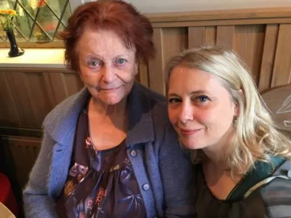 Jetske en haar moeder zitten samen aan tafel